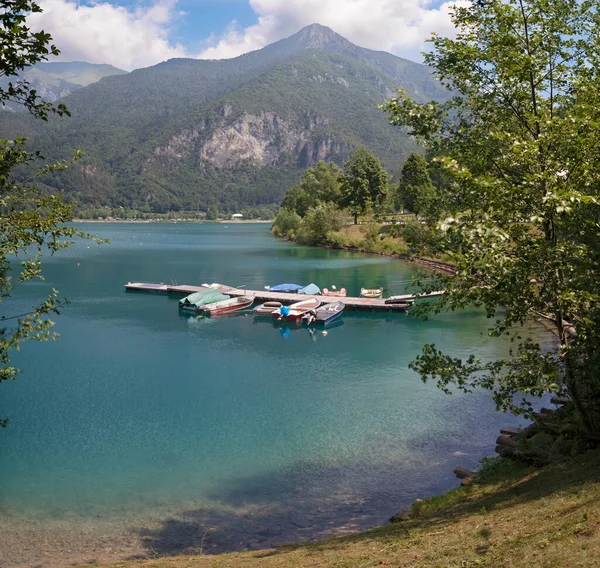 トレンティーノ地区のアルプスの間の湖Lago Ledro — ストック写真