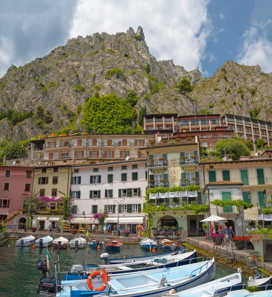 Limone Sul Garda イタリア 6月13 2019 ガルダ湖のアルプスの岩の下の小さな港 — ストック写真