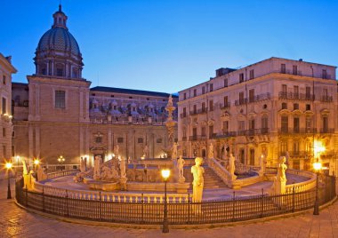 Palermo - Alacakaranlıkta Piazza Pretoria 'da Floransa Çeşmesi