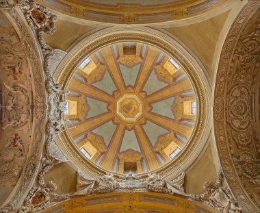 PARMA, İtalya - 16 Nisan 2018: Chiesa di San Vitale Kilisesi 'ndeki kubbe.