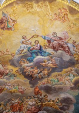 ACIREALE, ITALY - 11 Nisan 2018: Paolo, Gaetano ve Antonio Filocamo 'nun Duomo tavanında Meryem Ana' nın Taç Giyme Töreni freski (1711)).