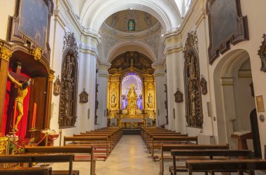 CORDOBA, SPAIN - 27 Mayıs 2015: Iglesia de Nuestra Senora de los Dolores (Üzüntülerin Hanımefendisi) kilisesinin ana mihrabında verilen geleneksel Bakire Meryem heykeli)
