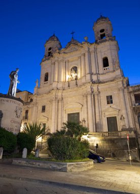 Catania - Assisi Aziz Francis Kilisesi (Chiesa di San Francesco d 'Assisi all' Immacolata) alacakaranlıkta.