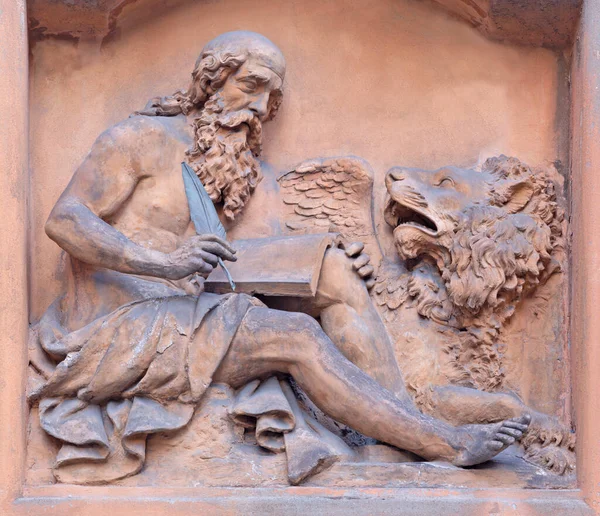 Modena Włochy Kwiecień 2018 Płaskorzeźba Terakoty Marka Ewangelisty Fasadzie Domu — Zdjęcie stockowe