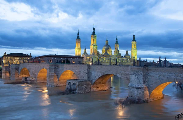 Zaragoza Híd Puente Piedra Bazilika Del Pilar Alkonyatkor — Stock Fotó