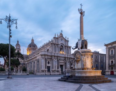 Catania - Sabah alacakaranlıkta Basilica di Sant 'agata.