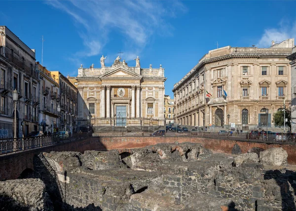 カターニア ローマの円形劇場の遺跡とサンアガタ アッラ フォランスの教会Chiesa San Biagio — ストック写真