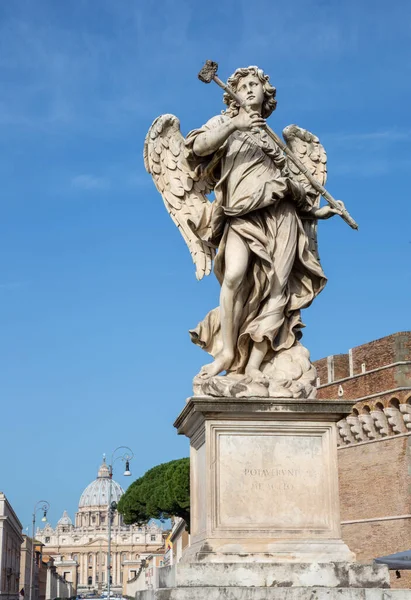 ローマ イタリア 2015年3月27日 朝の光の中で天使の橋から彫刻家アントニオ ジョルジェッティによるスポンジで天使の像 — ストック写真