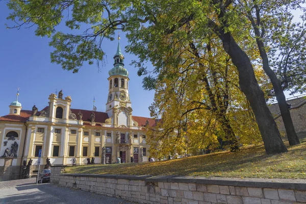 Praga Czeska Republika Październik 2018 Barokowy Kościół Jesienne Drzewo Loreto — Zdjęcie stockowe