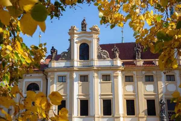 Praga Czeska Republika Październik 2018 Barokowy Kościół Loreto Jesienne Liście — Zdjęcie stockowe