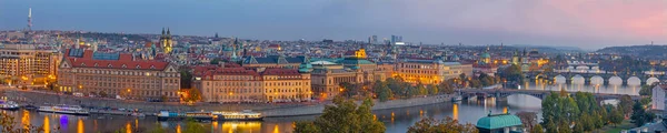 Prag Alacakaranlıkta Köprüleri Olan Şehrin Manzarası — Stok fotoğraf