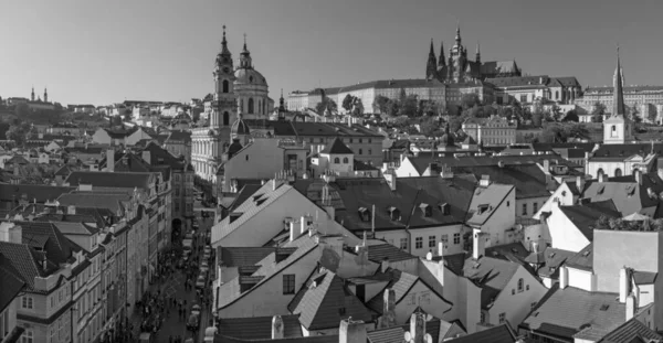 Прага Дахи Мала Стани Церквою Святого Миколая Замком Собором — стокове фото