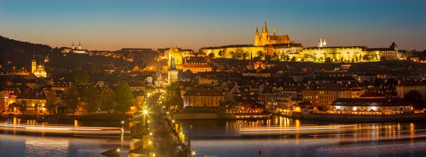 Prag Charles Köprüsü Kale Katedral Vltava Nehri Boyunca Alacakaranlıkta — Stok fotoğraf