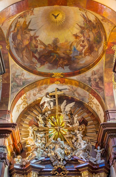 プラハ チェコ共和国 2018年10月12日 クリトフ Jan Krytof Lika によるアッシジ教会聖フランシスの天使たちの間の聖霊の天井のフレスコ画 1650年 1712年 — ストック写真
