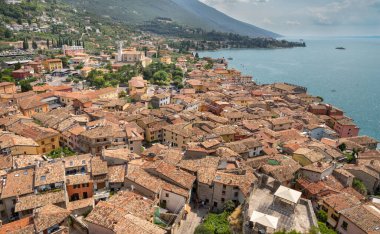 Malcesine Kalesi ve Lago di Garda Gölü.