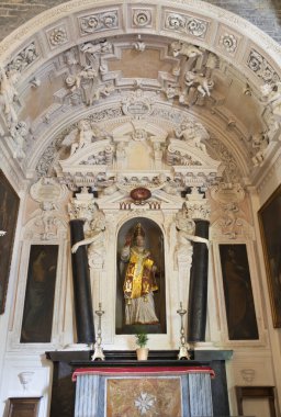 OSSUCCIO, İtalya - 12 Mayıs 2015: Chiesa dei Santi Eufemia e Vicenzo Kilisesi 'nin barok sunağı.
