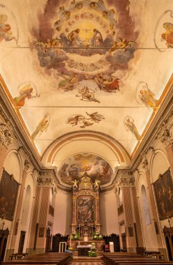 COMO, ITALY - 11 Mayıs 2015: Chiesa di San Orsola Kilisesindeki Kutsal Üçleme 'nin tavan freski Gian Domenico Caresana (1616).