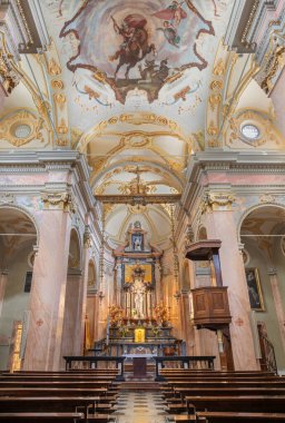  COMO, ITALY - 8 Mayıs 2015: Giovanni Paolo Recchi 'nin (1686) St. George barok freski ile Chruch Chiesa di San Giorgio).