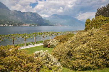 BELAGGIO, İtalya - 10 Mayıs 2015 Como Gölü 'nün rıhtımındaki Villa Melzi ve bahçeleri.