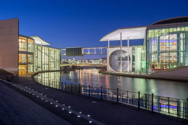 Berlin Tyskland 2017 Panorama Över Moderna Regeringsbyggnader Över Floden Spree — Stockfoto