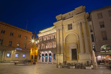 PARMA, ITALY - 17 Nisan 2018: Barok Kilisesi Chiesa di San Pietro ve Piazza Garibaldi alacakaranlıkta
