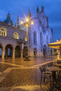 Como - Duomo 'nun alacakaranlıktaki kapısı.