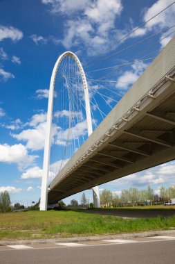 REGGIO EMILIA, ITALY - 13 Nisan 2018: Santiago Calatrava 'nın modern kemerli köprüsü.