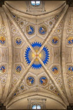 COMO, ITALY - 8 Mayıs 2015: Katedralin tavanı (Duomo di Como).