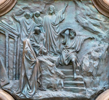 ACIREALE, ITALY - 11 Nisan 2018: Lazarus 'un Bazilika Collegiata di San Sebastiano' nun kapısından yeniden dirilişinin bronz tahliyesi muhtemelen 19. sentten..