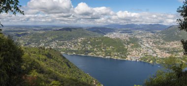 Cernobbio - Küçük kasabanın manzarası ve Como Gölü manzarası .