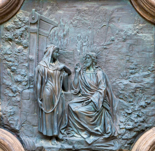 Acireale Włochy Kwiecień 2018 Brązowa Płaskorzeźba Jezusa Samarytanką Przy Studni — Zdjęcie stockowe