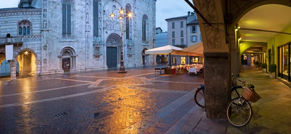 Como 黄昏时Duomo的门廊和入口 — 图库照片