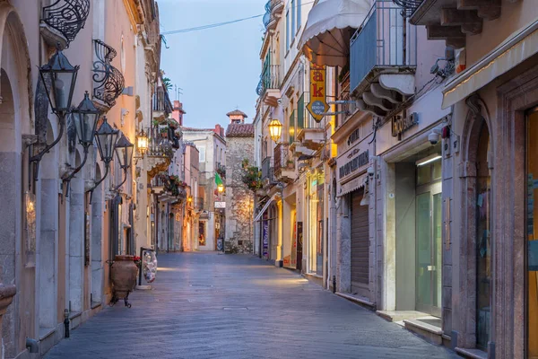 Taormina イタリア エイプリル10 2018 夕暮れ時のコルソ ウンベルト通り — ストック写真