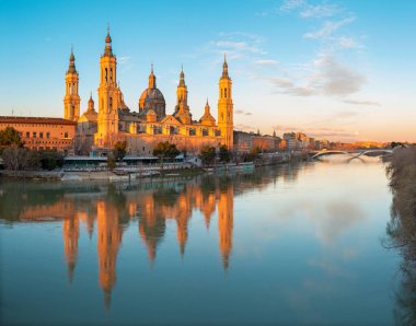 Zaragoza - Akşam karanlığında Katedral Bazilikası del Pilar.