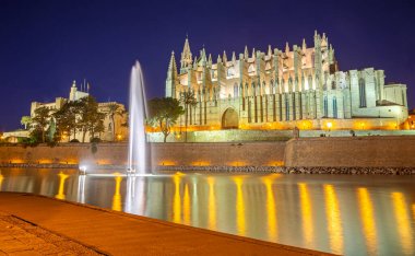 Palma de Mallorca - Alacakaranlıktaki La Seu Katedrali.