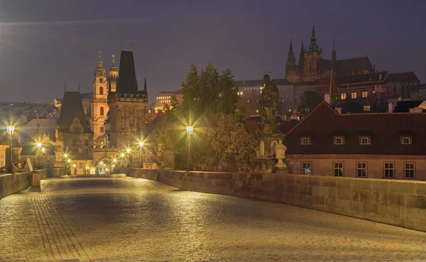 Praha Kostel Mikuláše Karlova Mostu Ranním Soumraku — Stock fotografie