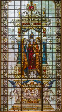 LONDON, GREAT BRITAIN - 17 Eylül 2017: Aziz Thomas Becket St. Martin Kilisesi 'nde dikilmiş camların üzerindeki havari.