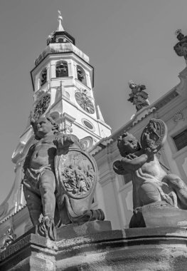 PRAG, CZECH REPUBLIC - 14 Ekim 2018: Loreto kilisesinin ön cephesinden önce barok melek - Kilian Ignac (1772)).