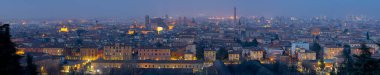 Bologna - Akşam karanlığında Bologna 'nın eski kasabasının manzarası.