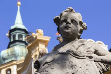 PRAG, CZECH REPUBLIC - 14 Ekim 2018: Loreto kilisesinin ön cephesinden önce barok melek - Kilian Ignac (1772)).