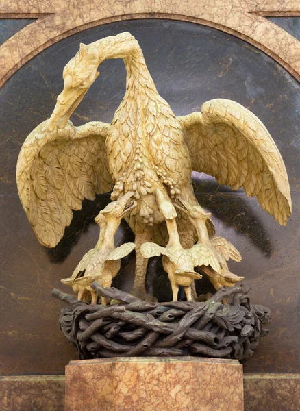 London Great Britain September 2017 Sculpture Pelican Symbol Jesus Offer — Stock Photo, Image