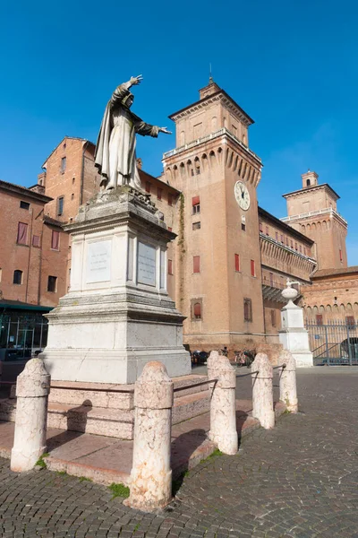 Ferrara Die Burg Castello Estense Mit Dem Denkmal Von Girolamo — Stockfoto