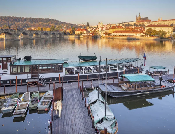 Prag Charles Köprüsü Şato Katedral Sabah Küçük Limanlı — Stok fotoğraf