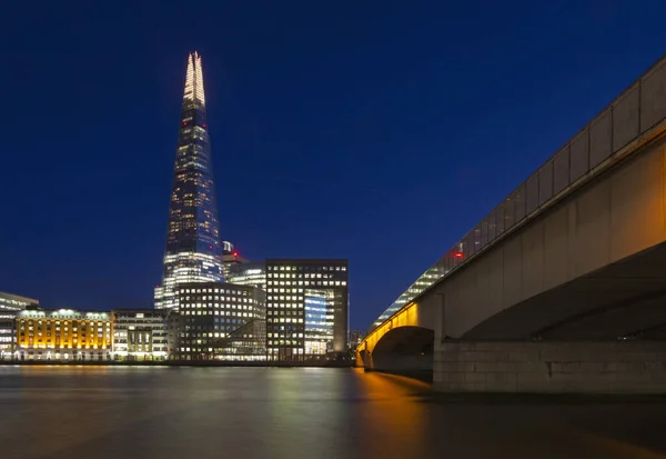 London Großbritannien September 2017 Scherbe Und Flussufer Der Abenddämmerung — Stockfoto