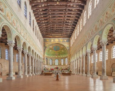 RAVENNA, İTALYA - 29 Ocak 2020: Sant Apolinare Kilisesi Bazilikası 6 cent 'ten.