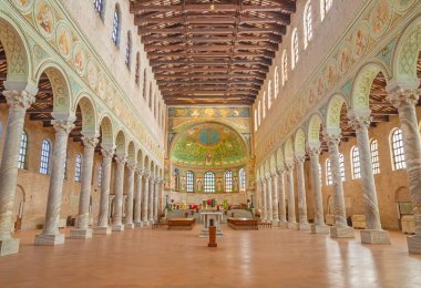 RAVENNA, İTALYA - 29 Ocak 2020: Sant Apolinare Kilisesi Bazilikası 6 cent 'ten.