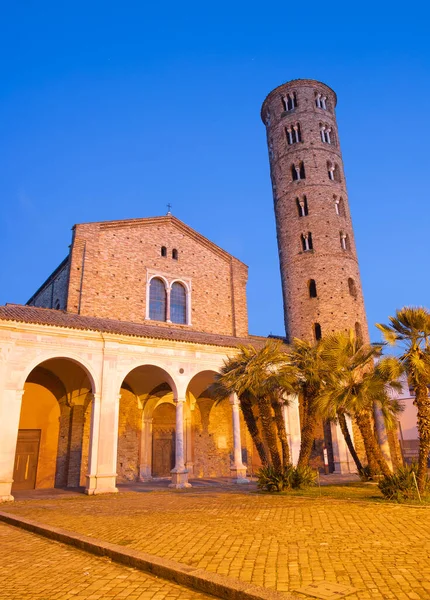 Ravenna 黄昏时Sant Apolinare Nuovo教堂教堂的入口 — 图库照片