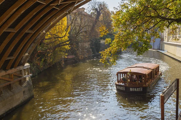 布拉格 2018年10月13日 小船与游客一起在小区内的运河上游览 — 图库照片