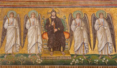 RAVENNA, İTALYA - 28 HAZİRAN 2020: Tahtta İsa 'nın mozaiği Sant Apolinare Nuovo Kilisesi Bazilikası' ndan gelen melekler.