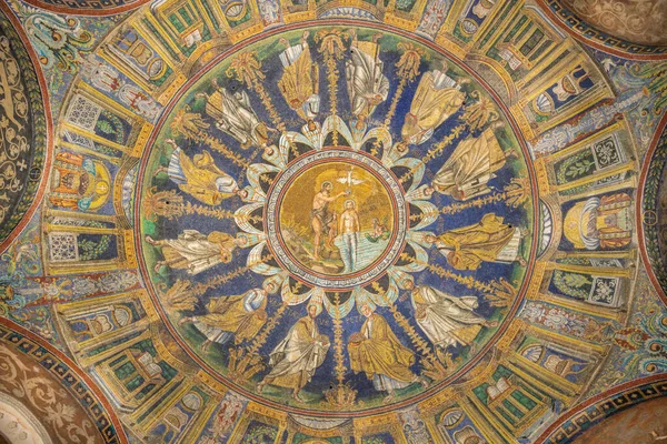 Равена Италия Января 2020 Потолок Символической Мозаики Крещением Христовым Центре — стоковое фото